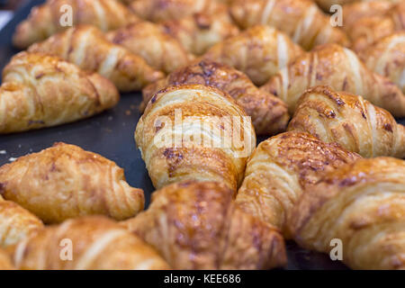 Croissant Brot auf dem Tisch; bis schließen Stockfoto