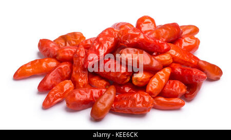 Getrockneter Chile pequin Paprika (Capsicum annuum var. glabriusculum) ohne Stiele, Haufen. Beschneidungspfade, Schatten getrennt Stockfoto