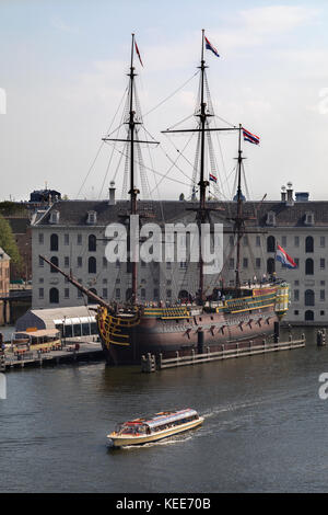 Das Replikat des aus dem 18. Jahrhundert cargo Schiff der Niederländischen Ostindien-Kompanie, der Vertrag von Amsterdam vor dem National Maritime Museum in Amsterdam nethe Stockfoto