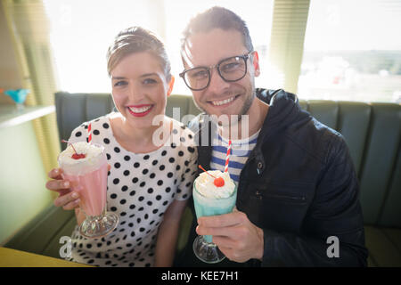 Junges Paar in milchshake im Restaurant Stockfoto