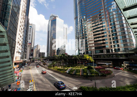 Weitwinkel Blick auf Connaught Road, Hong Kong Central Business District, von der Zentralen erhöhten Laufsteg genommen Stockfoto