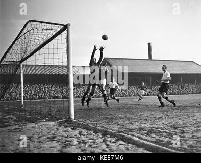 Torwart Ray Middleton macht ein Speichern als Geoff Barrowcliff (Mitte) und Ken Oliver (rechts) von der Derby County (Rechts) Blick auf in ein Spiel der Derby County Baseball Masse. Foto von Tony Henshaw aus der 100-Original Negativ. Stockfoto