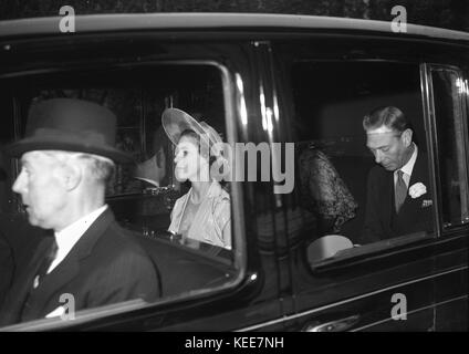 Eine ehrliche Moment der Prinzessin Elizabeth zuletzt Queen Elizabeth II mit ihrem Vater König George IV, wie Sie auf eine amtliche Verpflichtung in einem Auto c 1947 reisen. Foto von Tony Henshaw *** Von der Glasplatte negativ. von der 100-prozentigen Original Negativ. Stockfoto