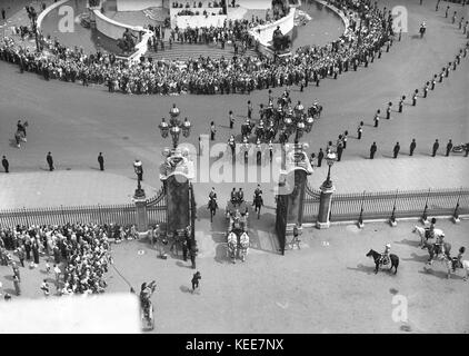 Königliche Prozession von einer Kutsche mit Schutz der Rückkehr zum Buckingham Palace, vom Dach des Palastes. c 1946 Foto von Tony Henshaw *** local Caption *** von der 100-prozentigen Original Negativ. Stockfoto