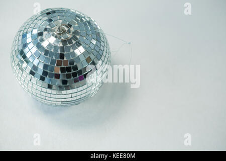 Overhead von Mirror Ball auf weißem Hintergrund Stockfoto