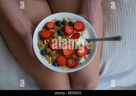 Den mittleren Abschnitt der Frau mit Frühstück am Bett Stockfoto