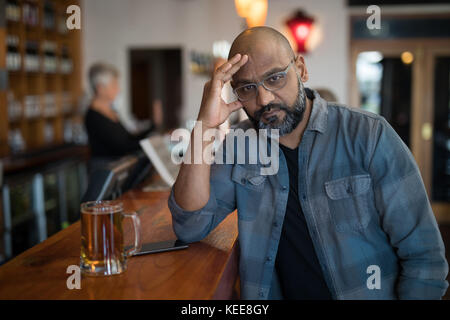 Deprimiert Mann an der Theke sitzen in bar Stockfoto