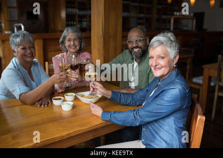 Portrait von Happy senior Freunde in Glas Wein in der Bar Stockfoto