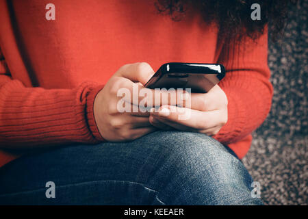 In der Nähe der weiblichen Händen mit Smartphone Stockfoto