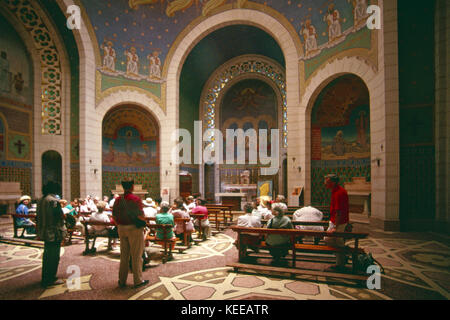 Besucher in der Kirche St. Peter in Gallicantu, Jerusalem Stockfoto