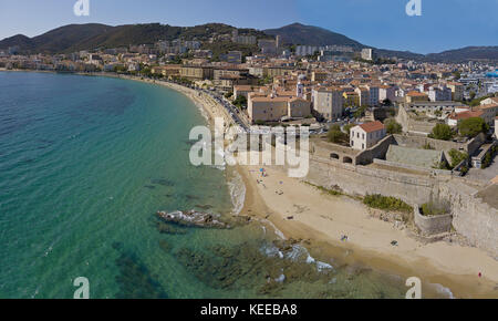 Luftaufnahme von Ajaccio, Korsika, Frankreich. Stadtzentrum vom Meer aus gesehen Stockfoto