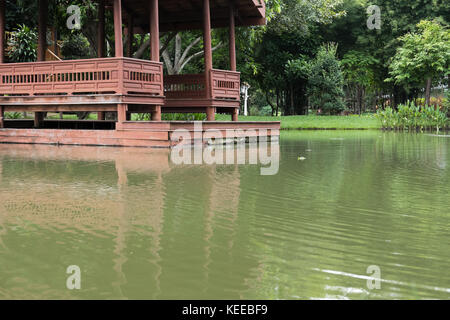 Traditionellen, thailändischen Pavillon auf der Wasserseite im Garten. Thailand Pavillon in der Nähe von Teich im Park. Stockfoto