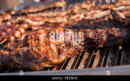 Street Food Festival in Triest, argentinischen Fleisch Grill, draussen, natürliches Licht. Stockfoto