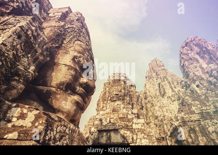 Stein Gesichter auf den Türmen der alten Bayon Tempel in Angkor Thom, Kambodscha. vintage Farbe Filter angewendet Stockfoto