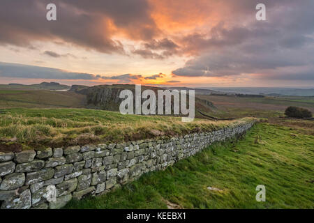 Sonnenaufgang über Hadrian's Wall, Northumberland, England, Großbritannien Stockfoto