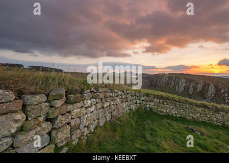 Sonnenaufgang über Hadrian's Wall, Northumberland, England, Großbritannien Stockfoto