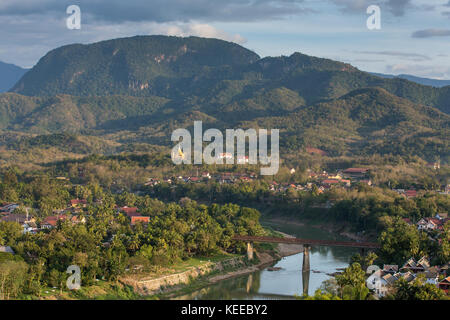 Blick von oben auf die von Luang Prabang phousi Berg während des Sonnenuntergangs. Stockfoto