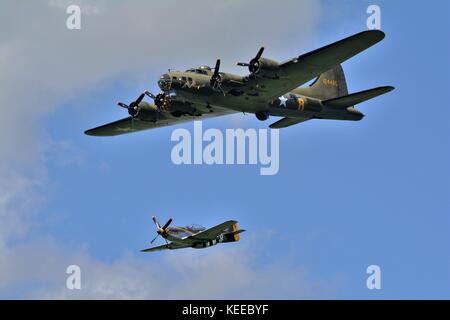 B17 Sally B Flying Fortress und P51 Mustang fliegen zusammen. Stockfoto