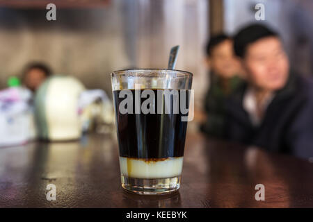 Glas der starke vietnamesische Filter tropft Kaffee Stockfoto