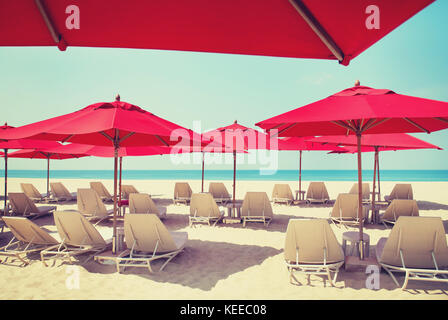 Liegen und Sonnenschirme am Strand Stockfoto