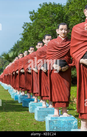 Statuen der buddhistischen Mönche in der Gewinn sein Taw ya Buddha in kyauktalon Taung, in der Nähe von mawlamyine, Myanmar. Stockfoto