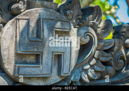 BALI, INDONESIEN - 08. MÄRZ 2017: Nazi-Symbol, das über einer Wand aus Beton geschnitzt wurde und die Hitler-Regierung darstellt, befindet sich in der Stadt Densapar in Bali Indonesien Stockfoto