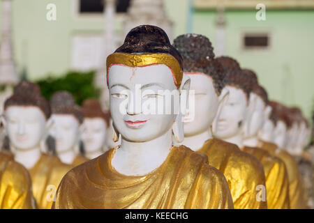 Buddha Statuen in der Maha Bodhi tataung in monywa Myanmar. Stockfoto