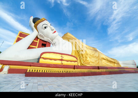 Riesige liegenden Buddha in der Maha Bodhi tataung in monywa Myanmar. Stockfoto