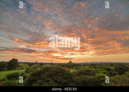 Schönen Sonnenaufgang über dem alten Pagoden in Bagan, Myanmar Stockfoto