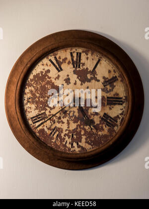 Vintage analoge Wanduhr Stockfoto