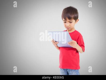 Digital composite der Junge gegen den grauen Hintergrund Lesen von Notizen Stockfoto