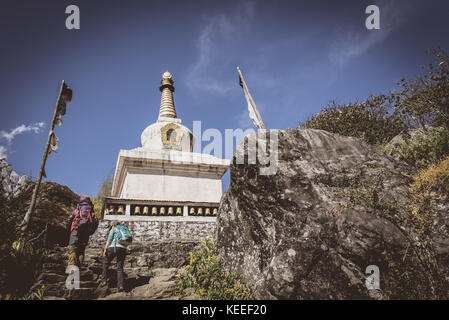 Wandern vorbei an einer stupa En-route Basislager des Everest, Nepal Stockfoto