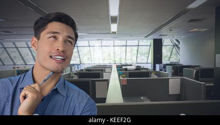 Digital composite der Geschäftsmann denken und die Feder im Büro Stockfoto