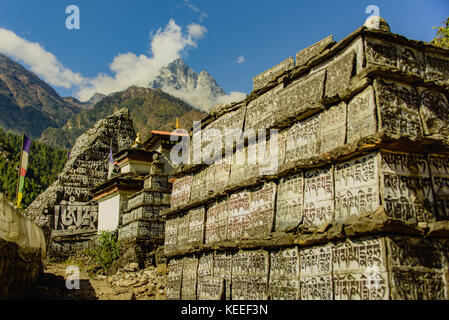 Religiöse Schnitzereien en-route Basislager des Everest, Nepal Stockfoto