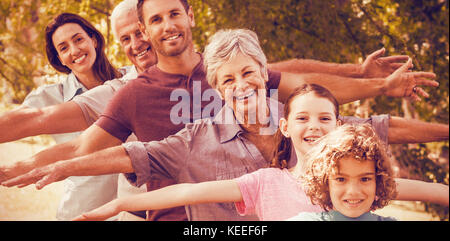 Portrait der erweiterten Familie lächelnd in Park Stockfoto