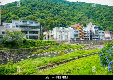 Yokosuka, Japan - Juli 02, 2017: schöne Aussicht auf Fluss in Hakone Stadt mit einigen Gebäuden hinter Stockfoto