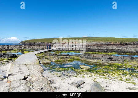 Causeway über den Brough von Birsay bei Ebbe, Festland, Orkney, Schottland, Großbritannien Stockfoto