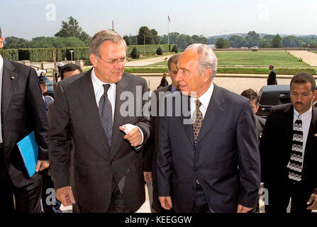 Vereinigte Staaten Minister fuer Verteidigung Donald H. Rumsfeld (links) begleitet die israelischen Minister für auswärtige Angelegenheiten Shimon Peres in das Pentagon in Washington, DC auf 1. August 2002.  Die beiden Männer zusammen, um eine Reihe von Anliegen beider Nationen zu besprechen.   Obligatorische Credit: Robert D. Ward / DoD über CNP /MediaPunch Stockfoto