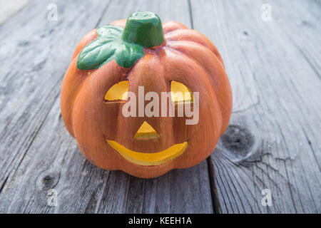 Halloween Kürbis auf weißem Hintergrund auf einer hölzernen Hintergrund isoliert Stockfoto