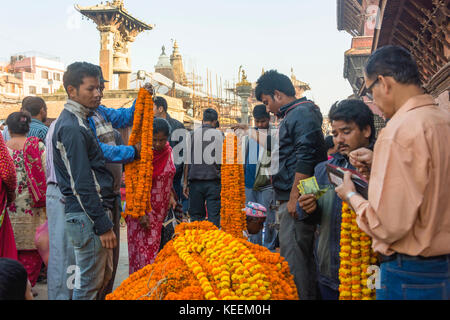 19. Oktober 2017: Masse von Menschen zu Fuß an der Einkaufsstraße Markt in Patan Durbar Square auf tihar oder Diwali Festival Tag, patan Nepal. Stockfoto