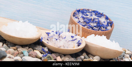 Meersalz, in drei Holzlöffel, liegen auf Steine, spa Hintergrund Stockfoto