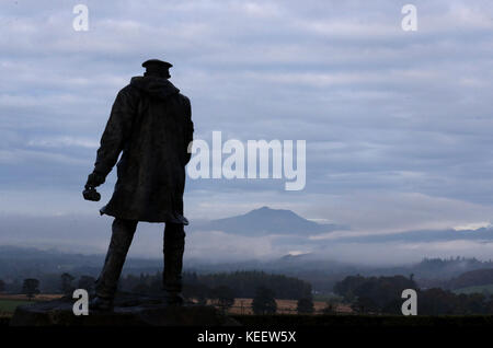 Die Statue von David Stirling, dem Gründer der SAS, blickt über Nebel um den Berg Ben Ledi in den Perthshire-Hügeln in der Nähe von Doune, Zentralschottland, während Großbritannien für eine Nacht mit starkem Regen und Wind vorbereitet ist, bevor Sturm Brian an diesem Wochenende das Land bekämpft. Stockfoto