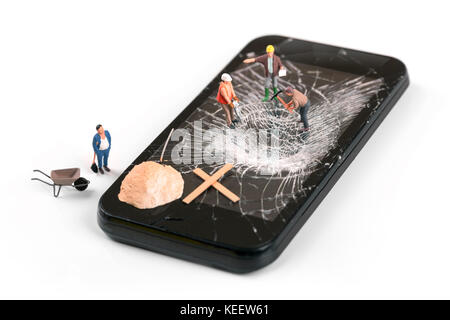 Handy Reparatur Service Konzept - Bauarbeiter Instandsetzung smartphone zerbrochenes Display Stockfoto