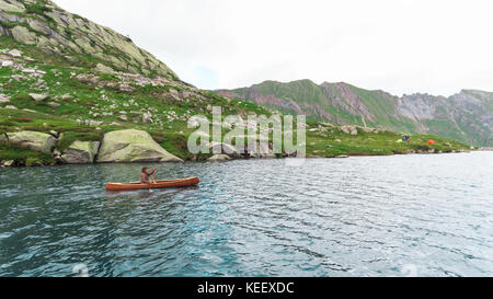 Junge in einer Holz- Kanu auf einem Schweizer See Stockfoto