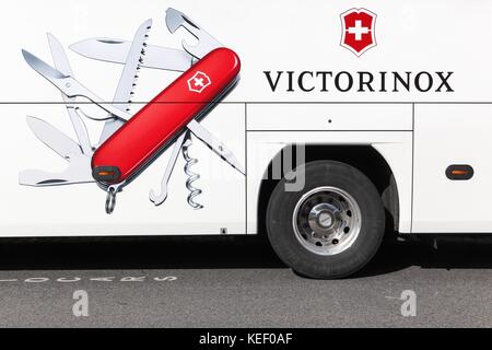 Lyon, Frankreich - 20 September 2017: Victorinox Werbung auf einem Bus. Victorinox ist ein Messer Hersteller in der Stadt von ibach basiert Stockfoto