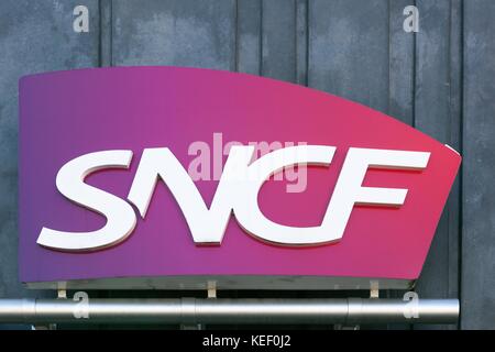 L'Arbresle, Frankreich - 11. Oktober 2017: SNCF-Logo auf einer Wand. SNCF ist die Nationale Gesellschaft der französischen Eisenbahn in Frankreich Stockfoto