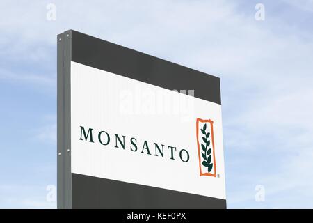 Saint Priest, Frankreich - 7. Oktober 2017: Monsanto Logo auf einem Panel. Monsanto ist eine öffentlich gehandelte amerikanischen multinationalen agrochemischen Stockfoto