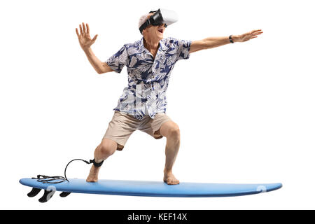 Senior mit einem VR-Headset und Surfen auf weißem Hintergrund Stockfoto