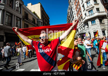 8. Oktober 2017 - Barcelona, Katalonien, Spanien - Ein Mann, der ein R-Shirt trägt, das Spanien liest und eine spanische Flagge trägt. Viele Bürger protestierten am Sonntag in Barcelona gegen die Unabhängigkeitsbewegung in einem von der Gesellschaft für Zivilkatalonien organisierten marsch. Kataloniens Präsident Carles Puigdemont wird am 10. Oktober vor dem katalanischen Parlament sprechen, um das Ergebnis des Referendums vom 1. Oktober zu erörtern. (Kreditbild: © Brais G. Rouco/SOPA via ZUMA Wire) Stockfoto