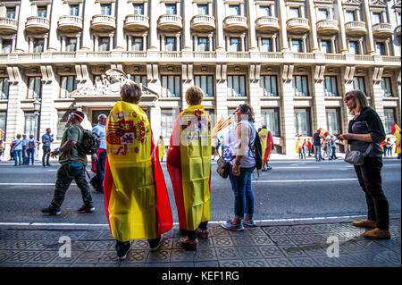 8. Oktober 2017 - Barcelona, Katalonien, Spanien - die Unterstützung der Union mit der spanischen Flagge. Viele Bürger protestierten am Sonntag in Barcelona gegen die Unabhängigkeitsbewegung in einem von der Gesellschaft für Katalonien organisierten marsch. Kataloniens Präsident Carles Puigdemont wird am 10. Oktober vor dem katalanischen Parlament sprechen, um das Ergebnis des Referendums vom 1. Oktober zu erörtern. (Kreditbild: © Brais G. Rouco/SOPA via ZUMA Wire) Stockfoto